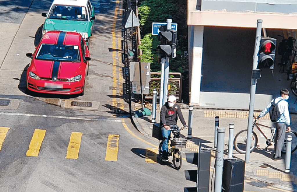 有騎單車的外賣員懶理紅燈亂過馬路。