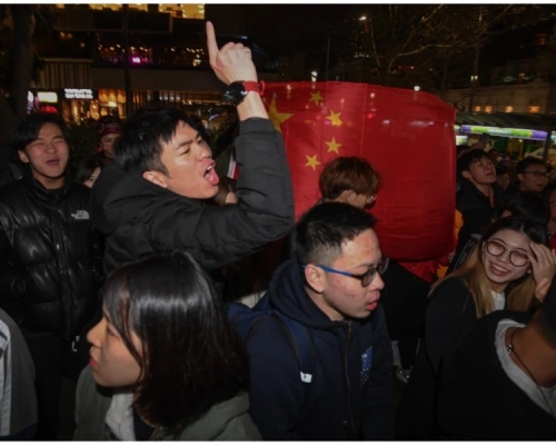 有支持北京人士到場抗議。網圖