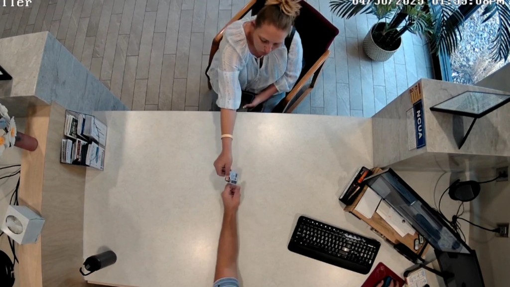 用假身分證明提出巨額金錢的疑兇身影照片。Fargo Police Department