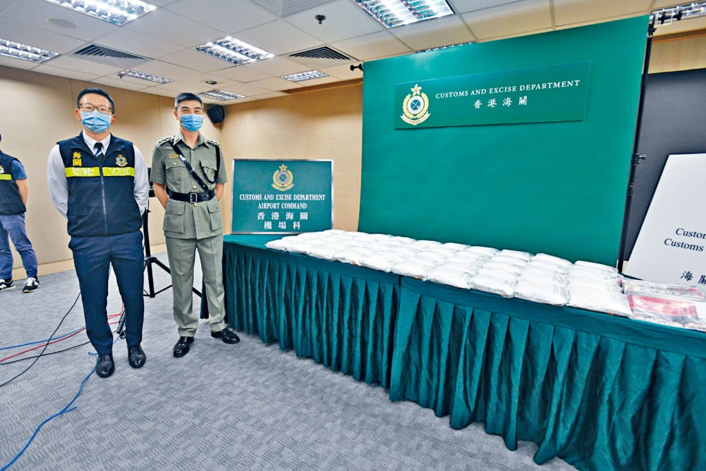 ■海关赖恩宁(右)及刘良智讲述机场毒品案。