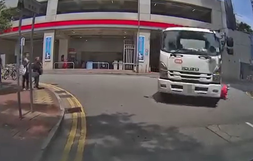 過路婦被撞跌。fb車cam L（香港群組）影片截圖