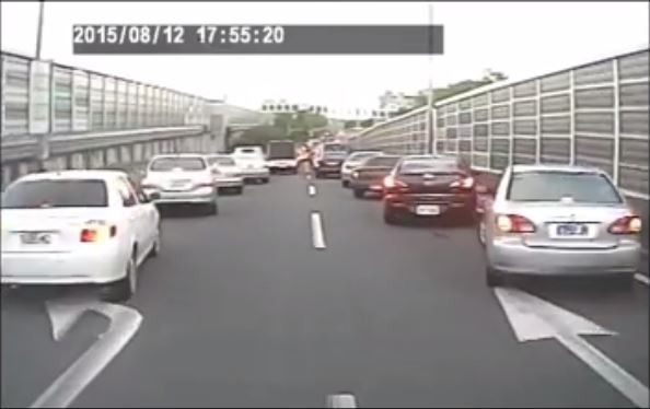 外國及台灣也曾發生救護車趕路救人，其他汽車自發靠邊讓路的例子。網絡圖片