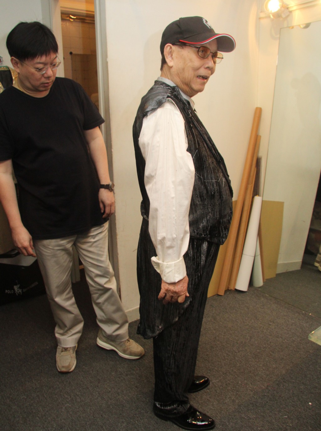 2012年顾嘉辉为《大师经典顾嘉辉演唱会》返港试穿表演礼服。