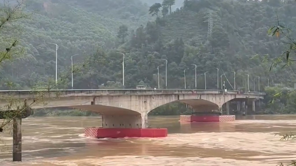 连日暴雨，广东北江今晚将迎来接近百年一遇的洪水。