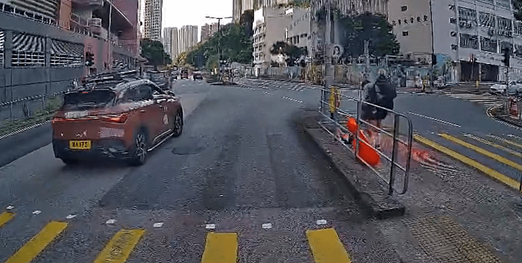 男童衝出馬路驚險過程。fb：香港交通及突發事故報料區