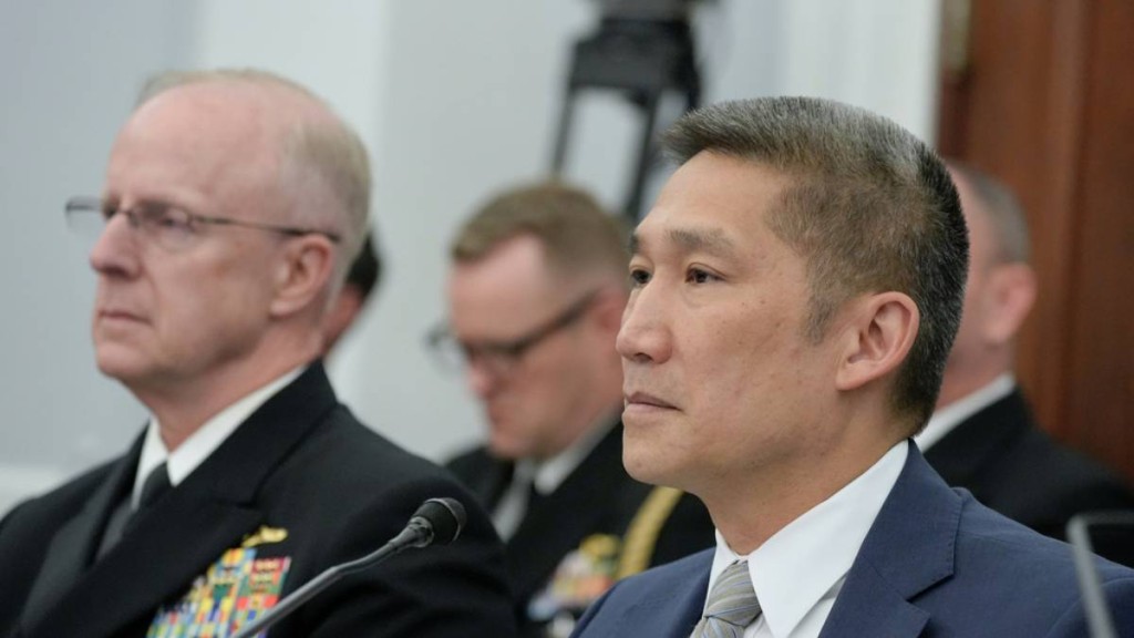 美國海軍部代理部長高雄(右)指要暫停對台的140億美元軍售。美聯社