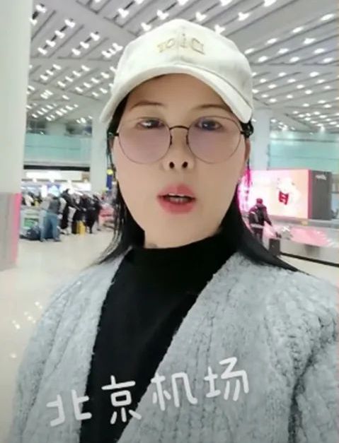 楊阿姨疑似遭大S辭退,回到北京生活,但她低調表示不方便談別人的家務事。 楊阿姨疑似遭大S辭退,回到北京生活,但她低調表示不方便談別人的家務事。