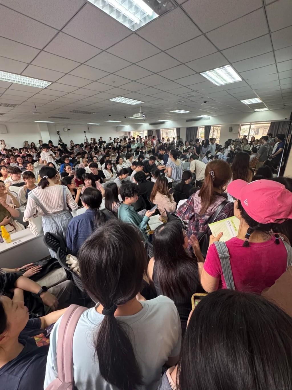 人气学者项飙在粤港高校演讲,掀起两地学子争相入场。小红书@路口这边 人气学者项飙在粤港高校演讲,掀起两地学子争相入场。小红书@路口这边