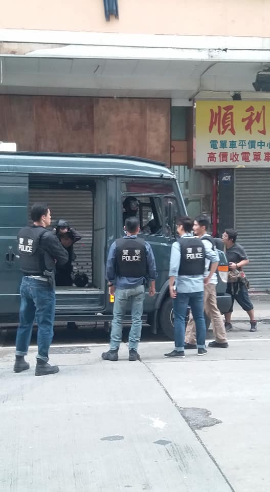 現場附近有電影攝製隊正在拍攝警匪場面。網民Kenlee Lee攝。