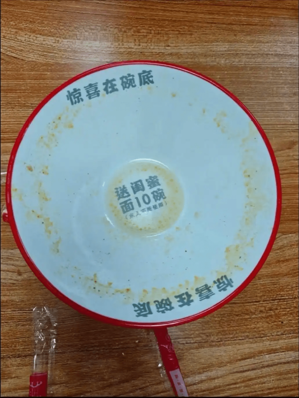 門店老闆稱還有其他的標語,大部分都是正面的,甚至有優惠。 門店老闆稱還有其他的標語,大部分都是正面的,甚至有優惠。