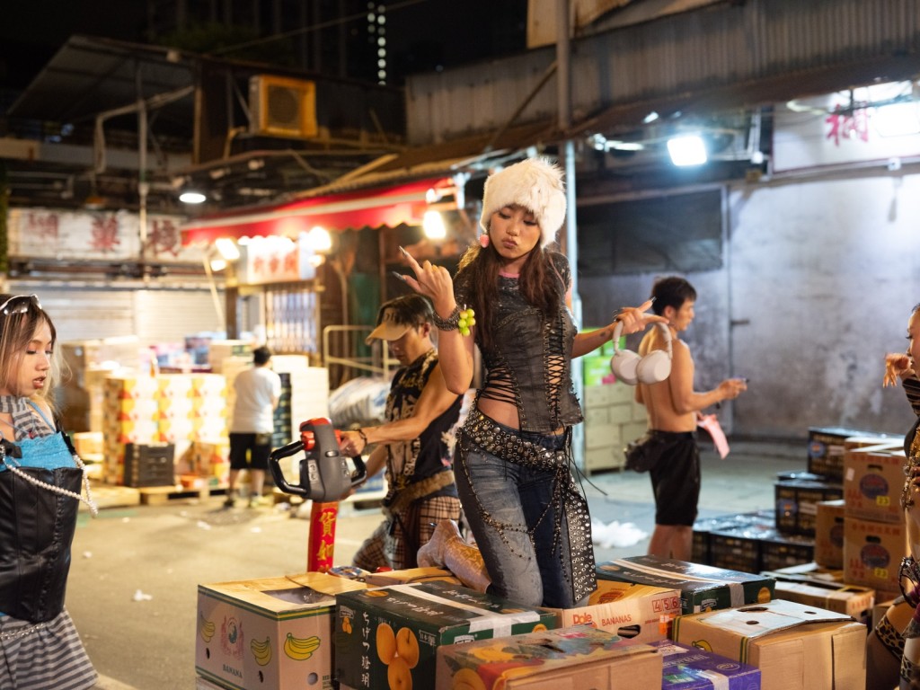 MV於極具港式情懷的果欄拍攝。 MV於極具港式情懷的果欄拍攝。