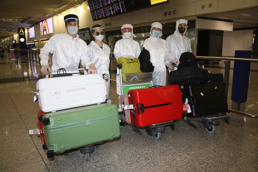 關智斌(左起)、阿嬌、阿Sa、何珮瑜及陳家樂穿戴全套保護衣抵港。
