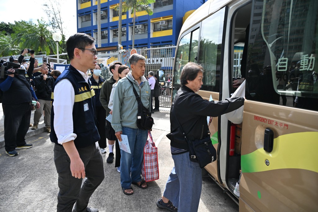 若居民有需要，入境處亦會安排旅遊巴接送到附近的中旅社補領回鄉證。