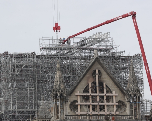 巴黎聖母院棚架拆除工程正式展開。 AP