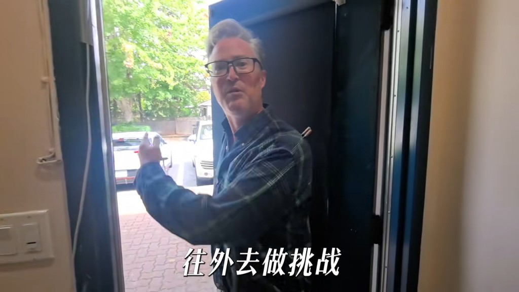 夏克立活力滿滿地走出會館。