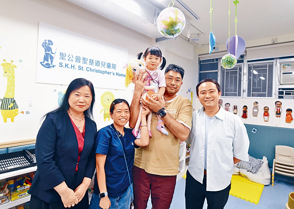 聖公會聖基道兒童院總幹事麥潤芸（左一）建議政府建立更完善的政策體系鼓勵家庭生育。