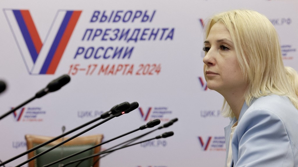 邓佐娃（Yekaterina Duntsova）日前到选委会提交参选文件。 路透社