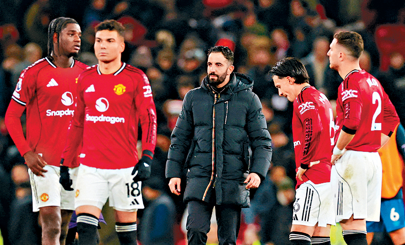 曼聯連續9場英超有失波，但艾摩廉（中）指毋須斥資執防線。