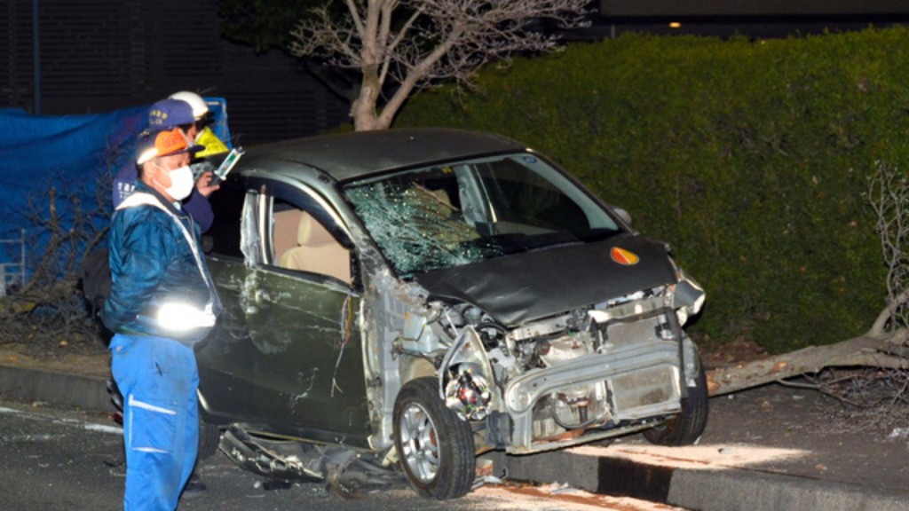 肇事私家車車頭嚴重損毀。twitter