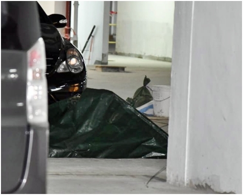事主倒卧近停車場位置。