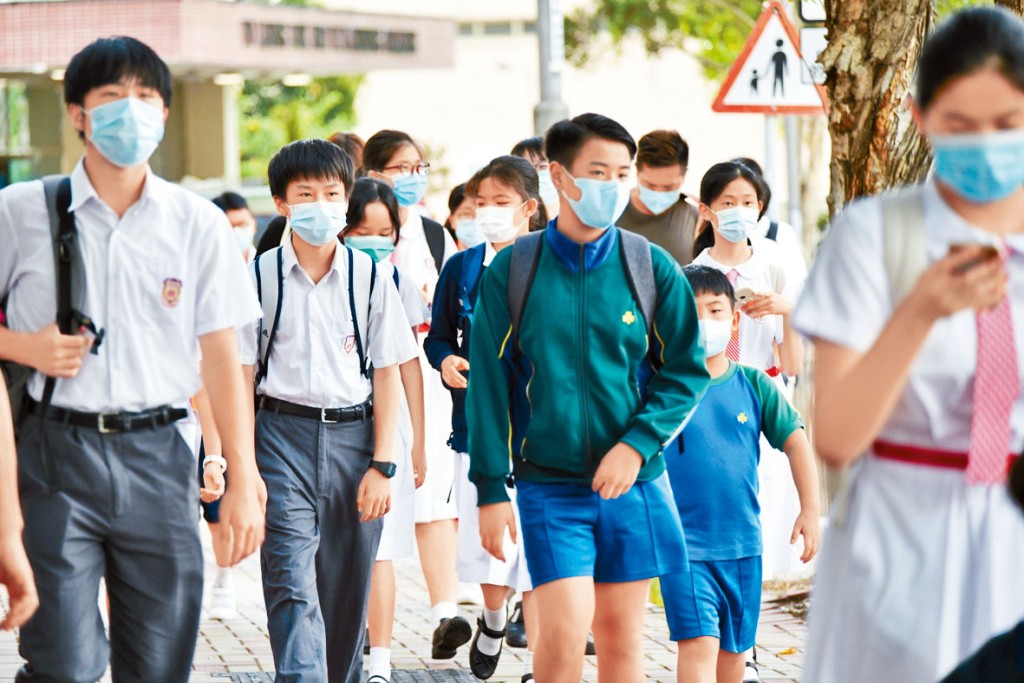 中學界建議彈性減低每班派位人數，據悉教育局持保留態度，認為恐會加劇收生不足學校的風險。 