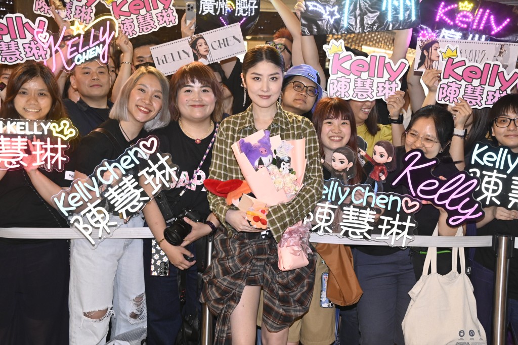 Kelly與fans合照。
