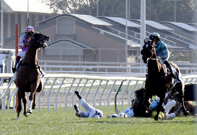 沙田馬場今日發生第二宗墮馬意外。林龍攝