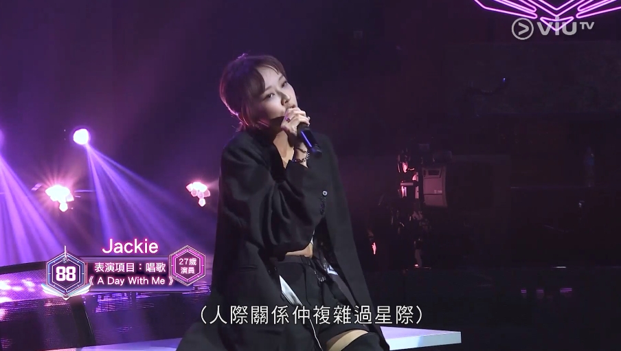 Jackie唱歌《A Day With Me》,當中加入戲劇元素。