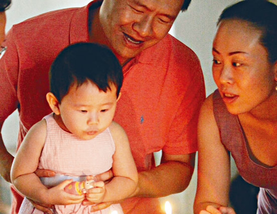 ■周永康手抱孙子和媳妇黄婉合影。