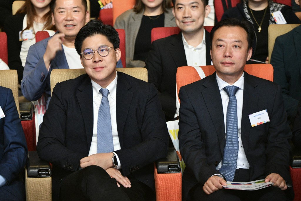 立法會體育、演藝文化及出版界議員霍啟剛(左)出席論壇。盧江球攝
