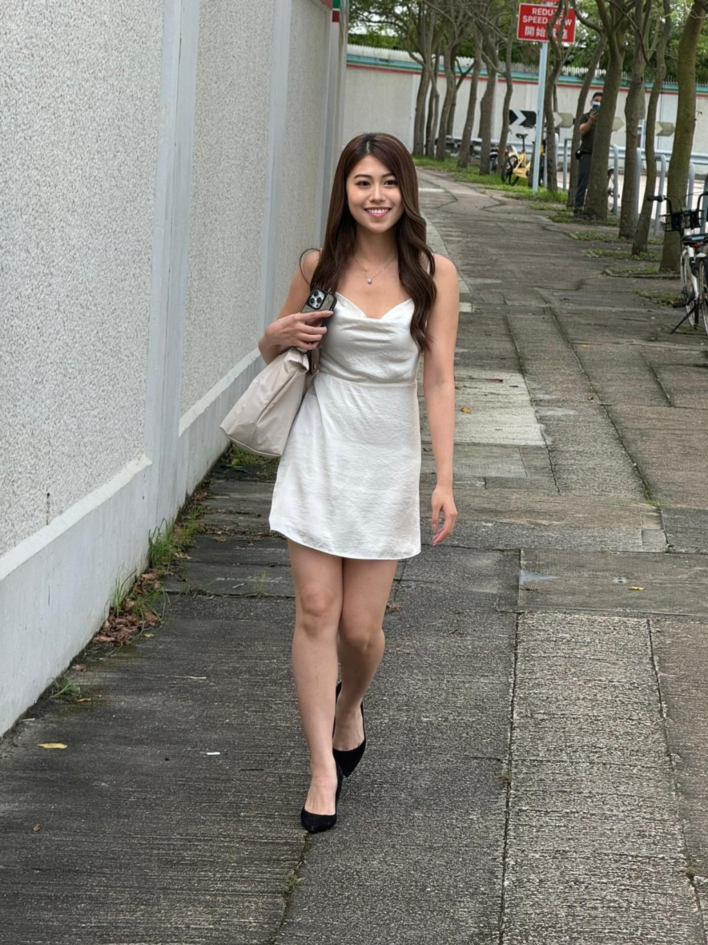 Tracy 24岁，温哥华大学毕业，曾获得温哥华华姐第二名及最上镜小姐，这次不是专程返来讲香港参选，而是想在香港发展