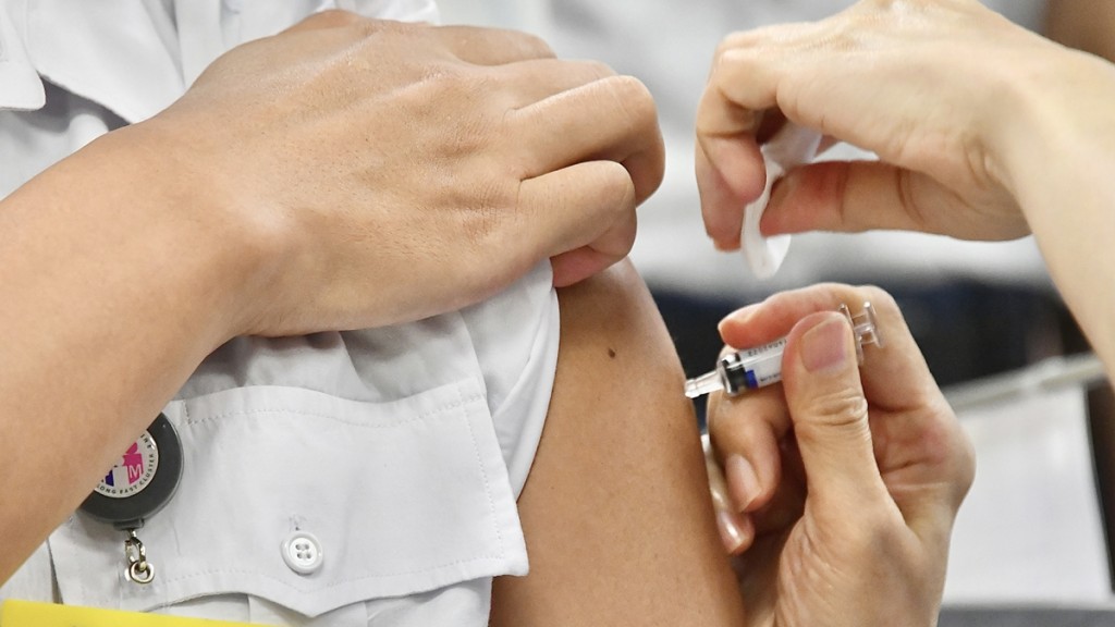 屯门医院昨日（21日）有6名市民选择接种新冠XBB变异株疫苗，但被误接种二价疫苗。资料图片