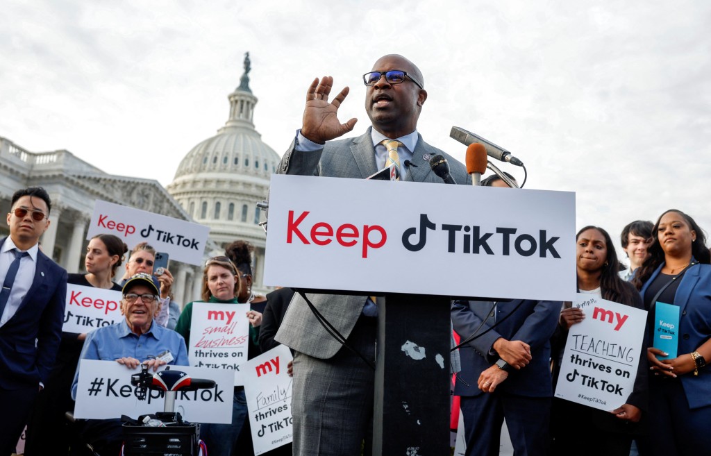 有美国支持者撑TikTok。 路透