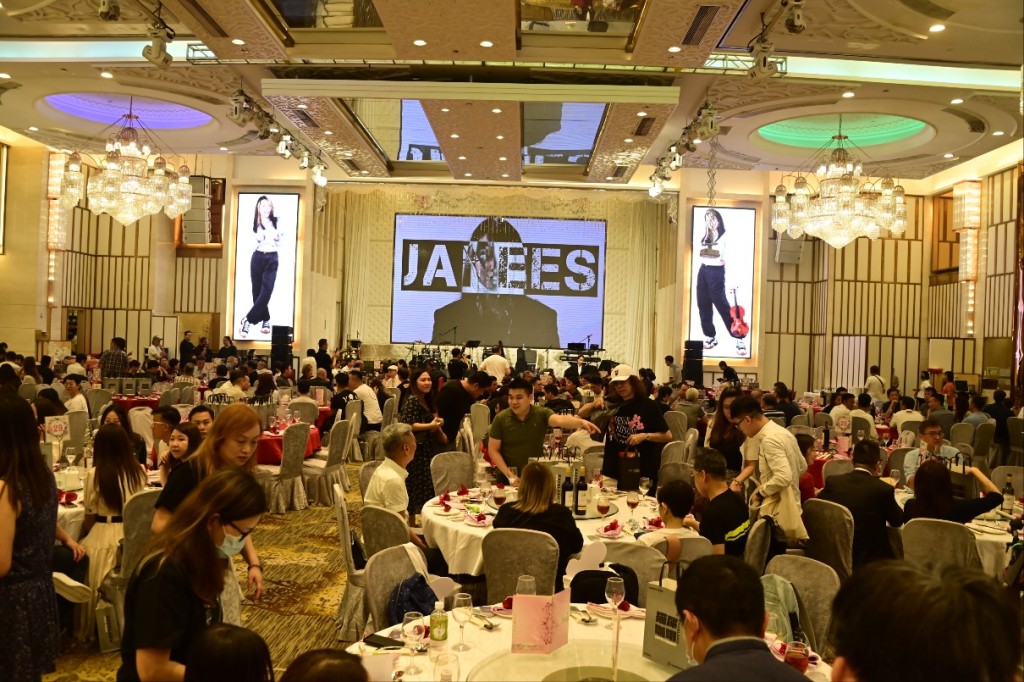 今晚Janees的歌迷會「姸究生」在九龍灣筵開35席幫她提早慶祝，圈中多位藝人出席。