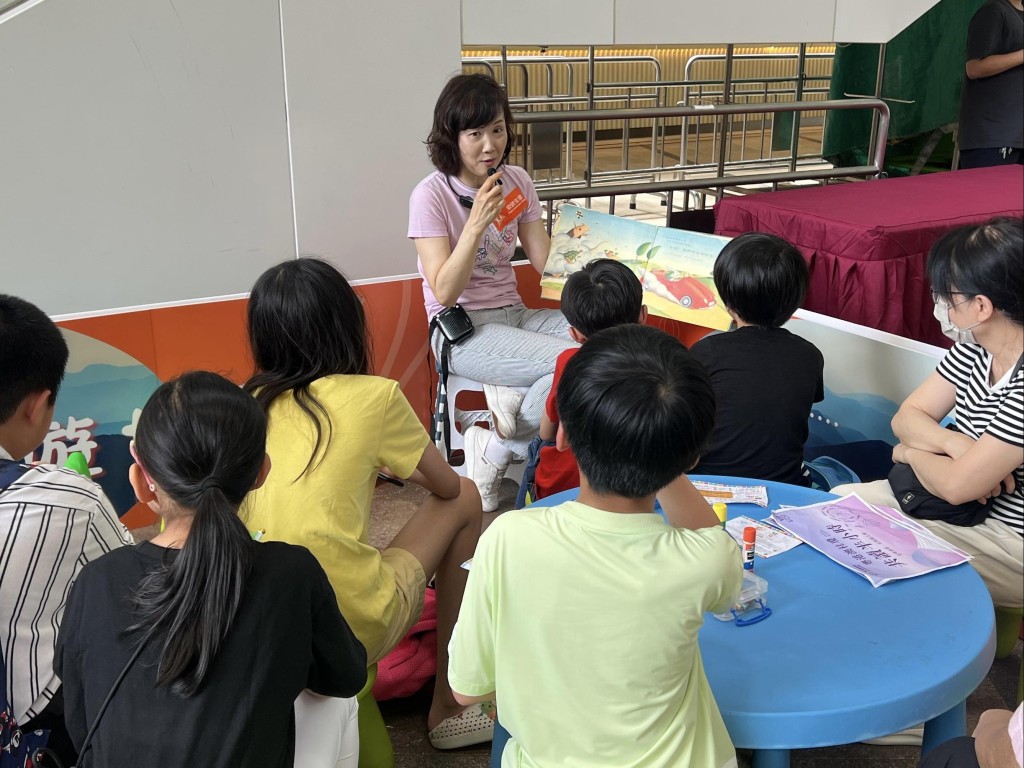 香港公共圖書館與安徒生會合作舉行「共讀半小時」及嘉年華,小朋友踴躍參與嘉年華的故事環節。