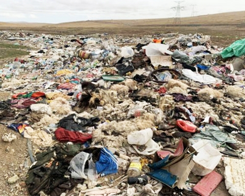 青藏高原可可西里地區再現巨型垃圾帶。網圖