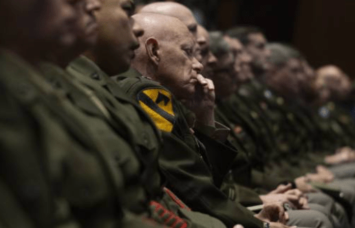 美國總統特朗普9月30日在維珍尼亞州匡堤科（Quantico）海軍陸戰隊基地召開臨時軍事高峰會，面對近千名將領及軍事高層，發表一場強硬且引發爭議的演說。法新社
