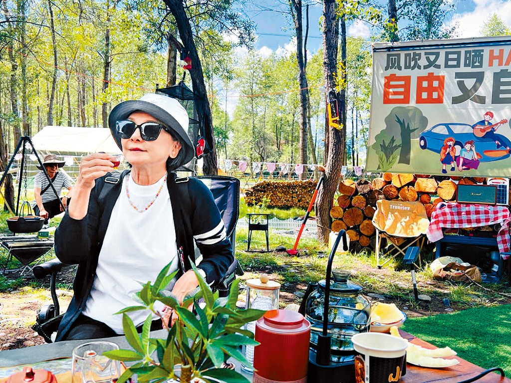 筆者在其中一位營友花園歎茶。