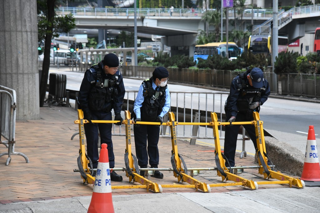 黎智英乘坐囚車到達法庭，警方一早在場佈防。何健勇攝