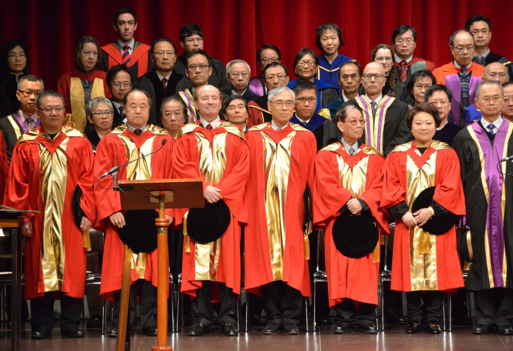 2014年中大第77届大会荣誉博士学位颁授典礼:刘遵义(前右四),陈玮玮(前右二),顾嘉辉(前右三),莫言(前左二)。 