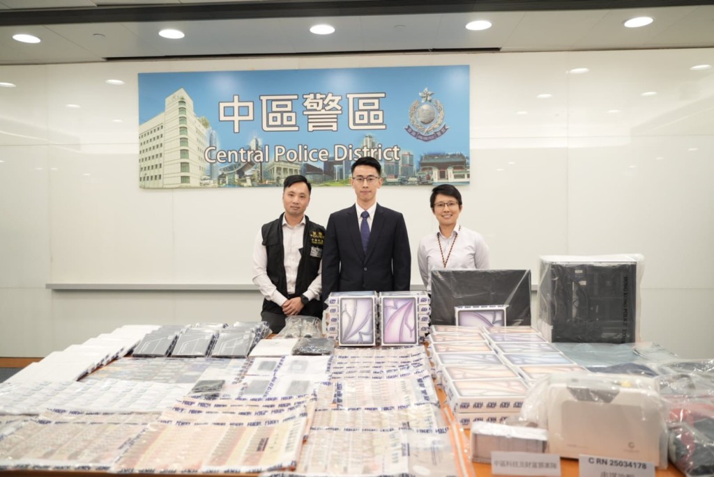 中區警區刑事調查隊督察熊斯達（中）交代案情。