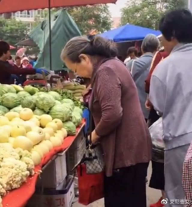 “容嬷嬷”李明启四年前曾在街市被捕获。