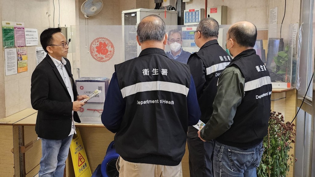 控煙酒辦人員向屋邨保安人員和居民講解發現懷疑違規情況時的應對方法。政府新聞處