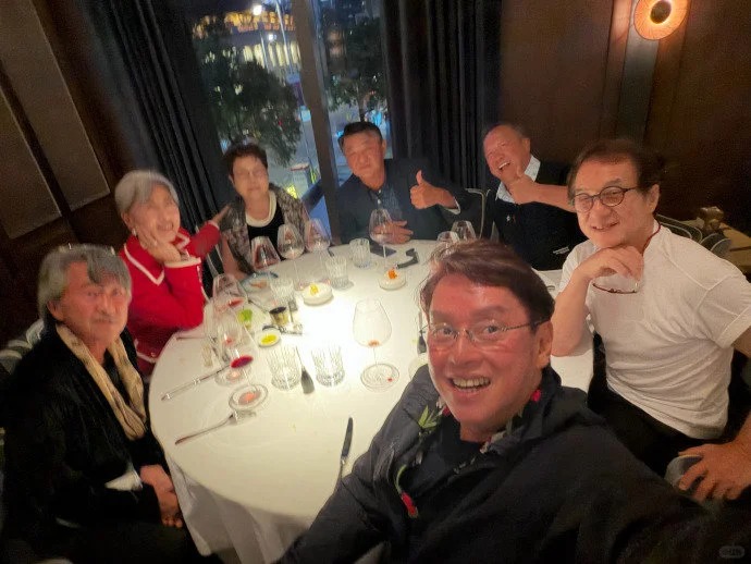 譚詠麟近日聚首成龍、曾志偉和林子祥夫婦,來個世紀飯局。 譚詠麟近日聚首成龍、曾志偉和林子祥夫婦,來個世紀飯局。
