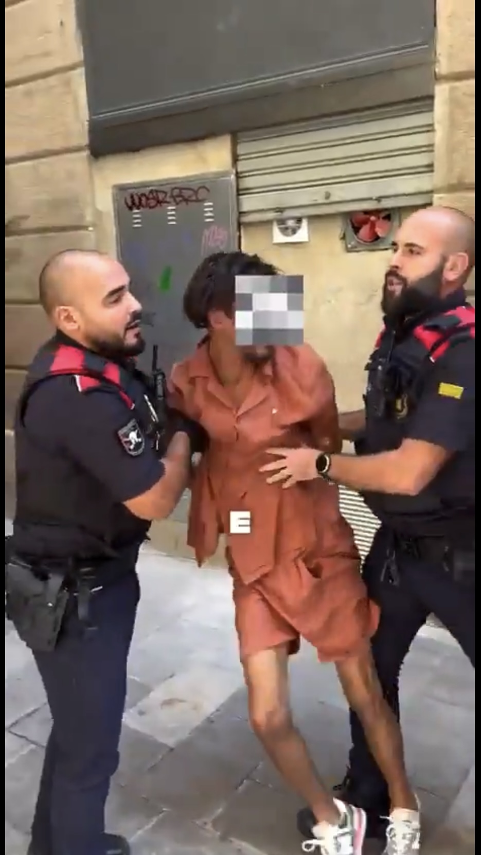 賊人被警察帶走。 賊人被警察帶走。