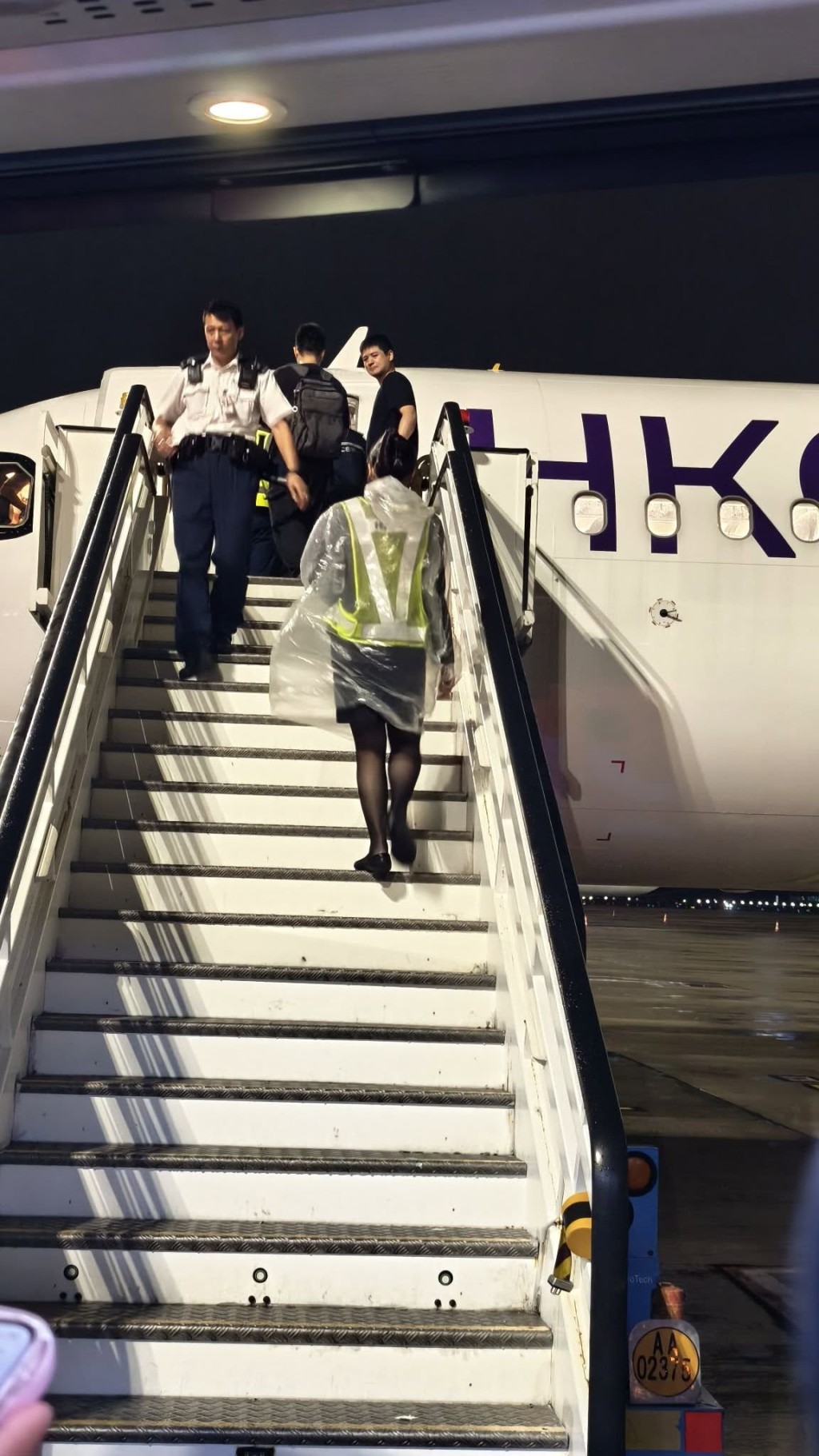 警員登上客機進行調查。HK Express 香港快運及旅行資訊關注組 警員登上客機進行調查。HK Express 香港快運及旅行資訊關注組