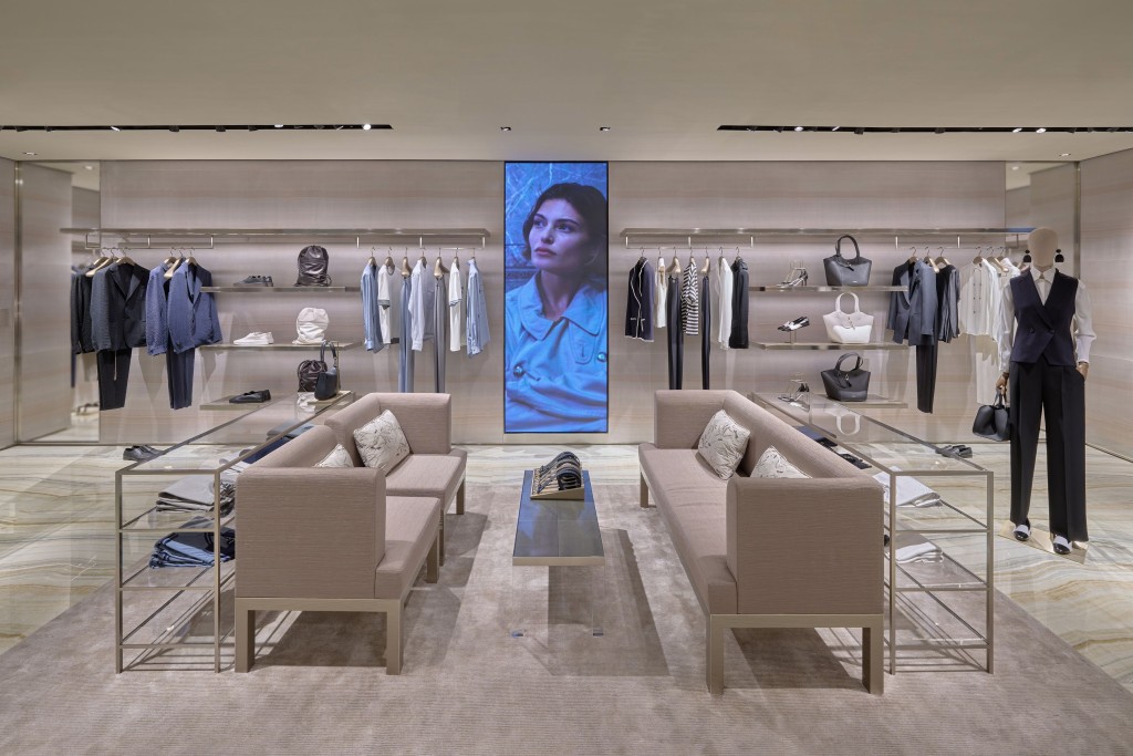 新店的家具、真絲壁紙、地毯與裝飾燈等,皆精選自Armani/Casa家居系列。 新店的家具、真絲壁紙、地毯與裝飾燈等,皆精選自Armani/Casa家居系列。