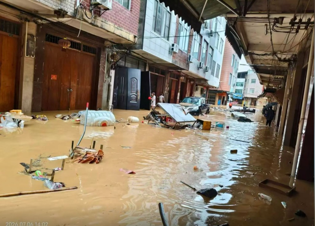廣西橫州遭洪水淹沒，逾300災民在學校避險，超過24小時未進食。