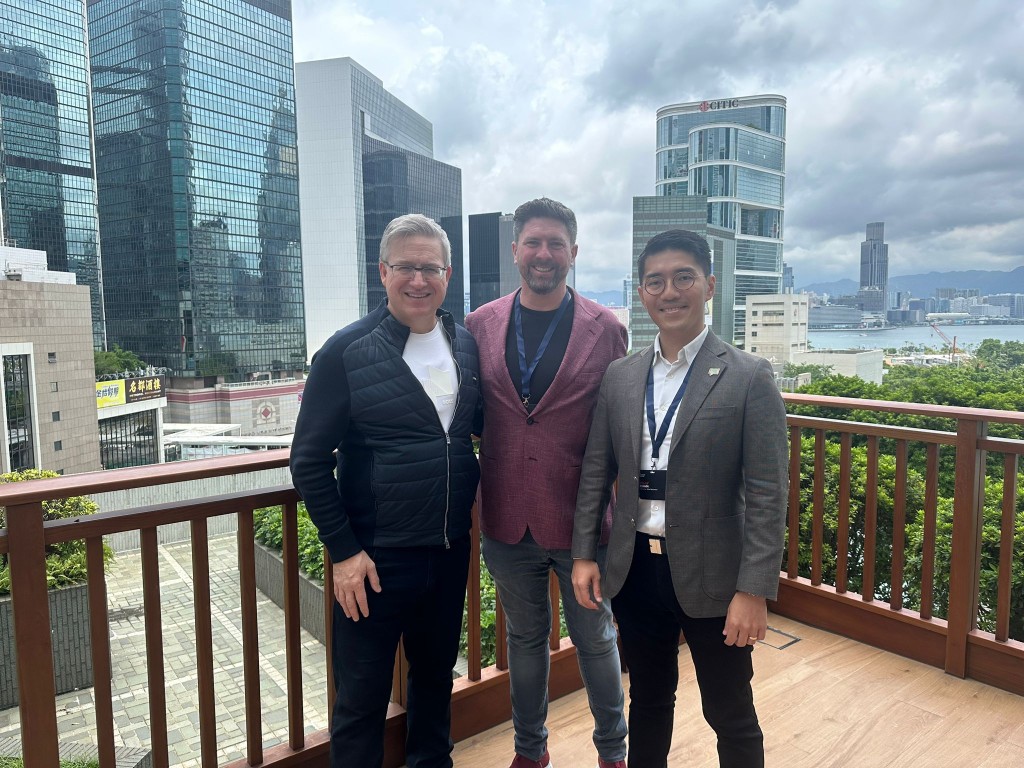 亞洲區市場營銷副總裁Nicholas Kontopoulos(左)強調,AI應作為提升團隊能力的工具 亞洲區市場營銷副總裁Nicholas Kontopoulos(左)強調,AI應作為提升團隊能力的工具