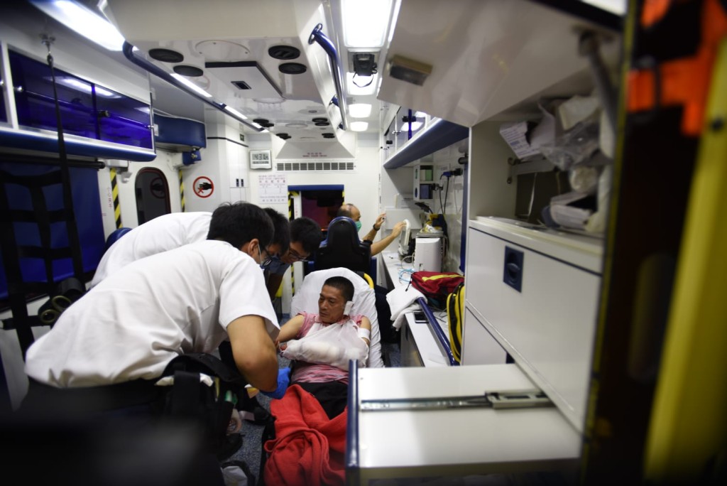 傷者由救護車送院。